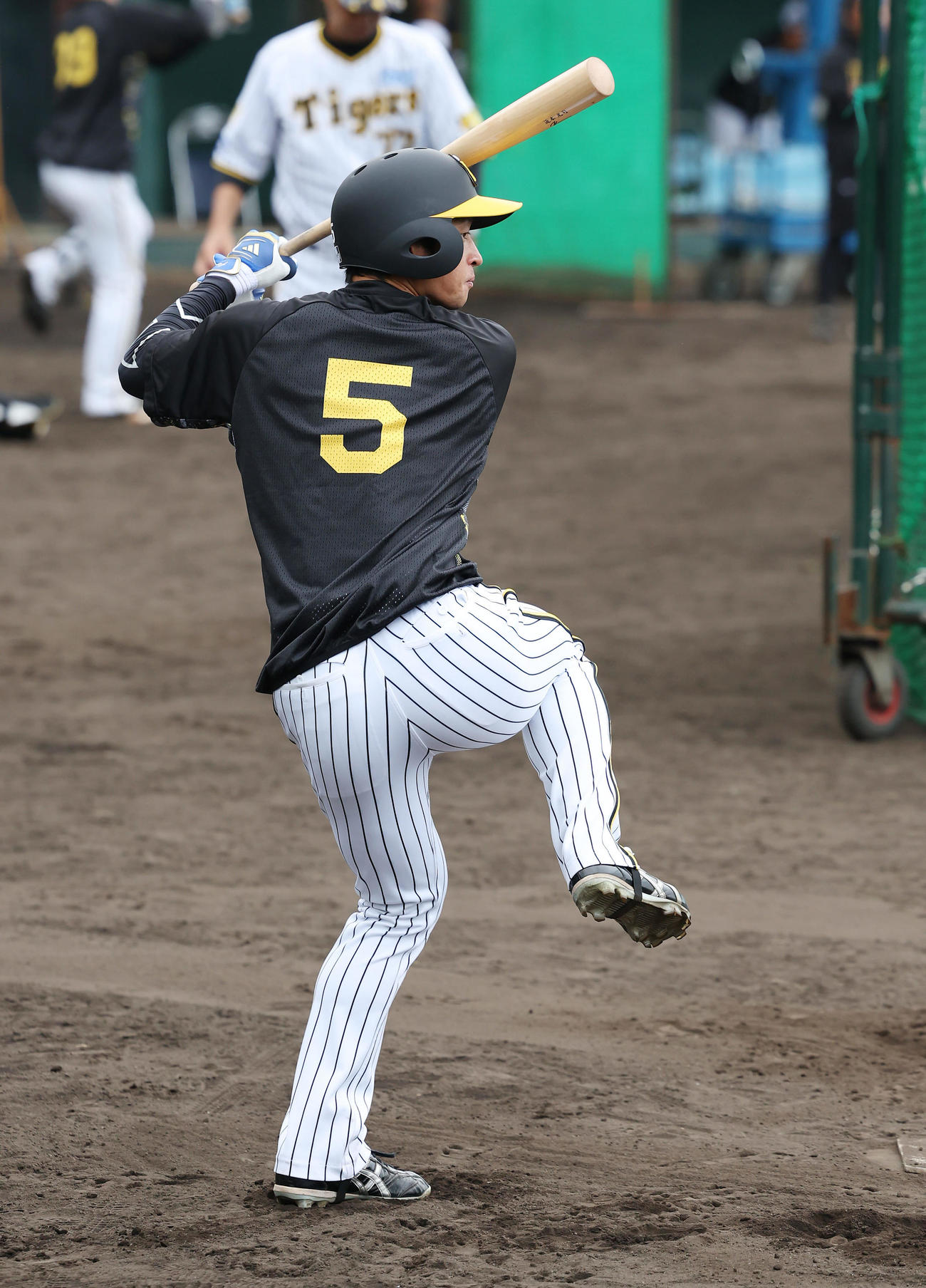 26日、ロングティー打撃を行う阪神近本（撮影・前田充）