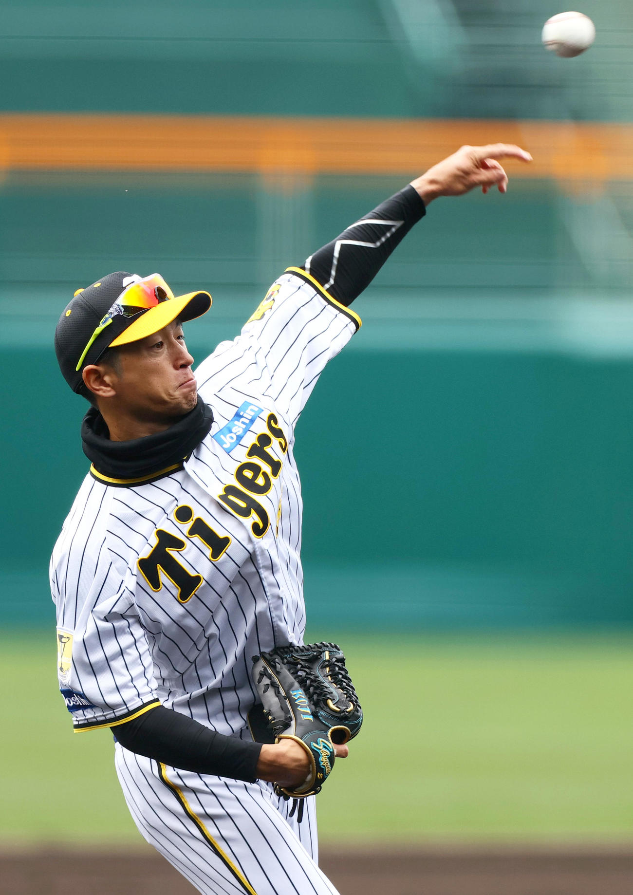 甲子園球場で練習に励む阪神近本（撮影・上山淳一）