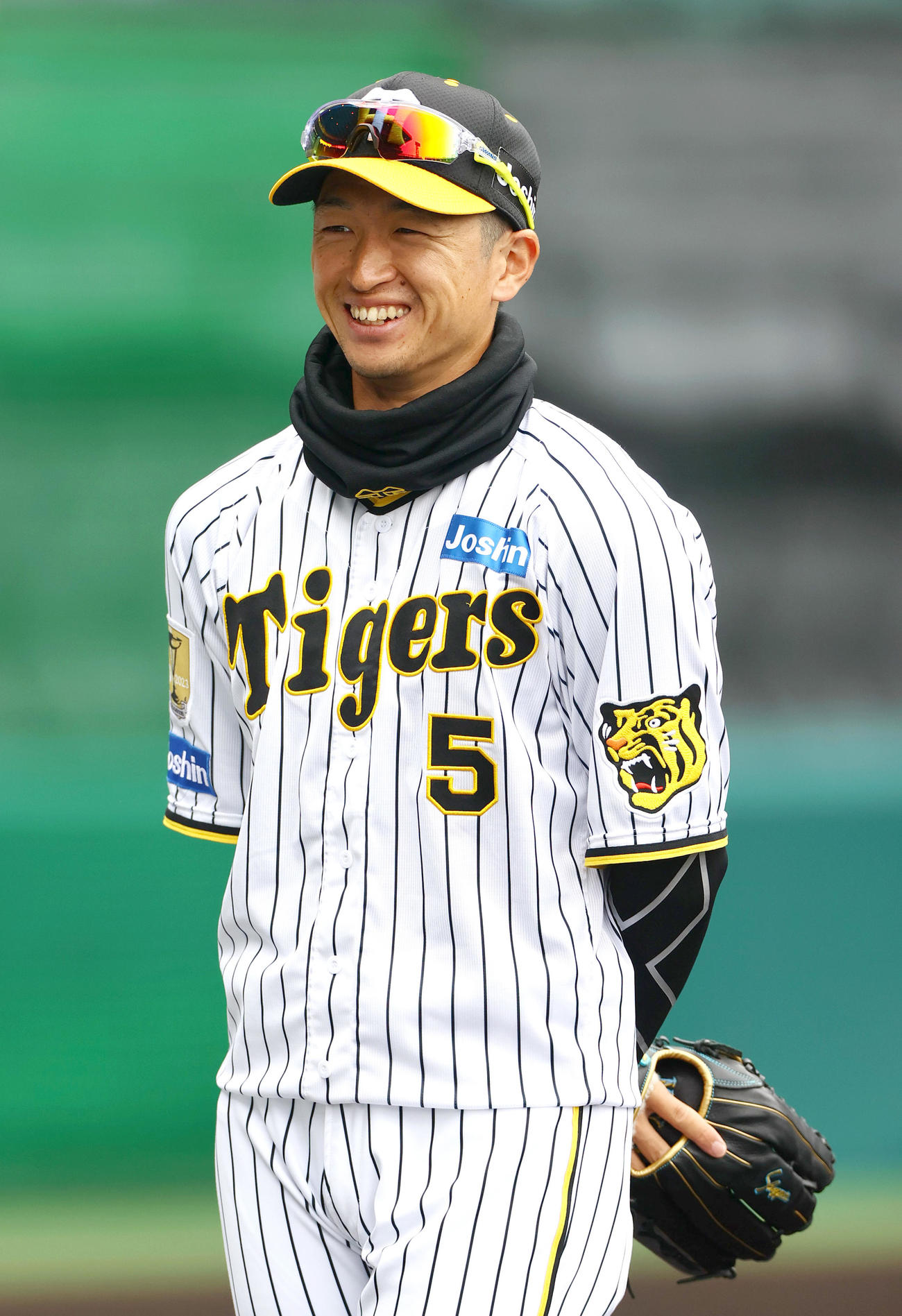 甲子園球場でリラックスした表情を見せる阪神近本（撮影・上山淳一）