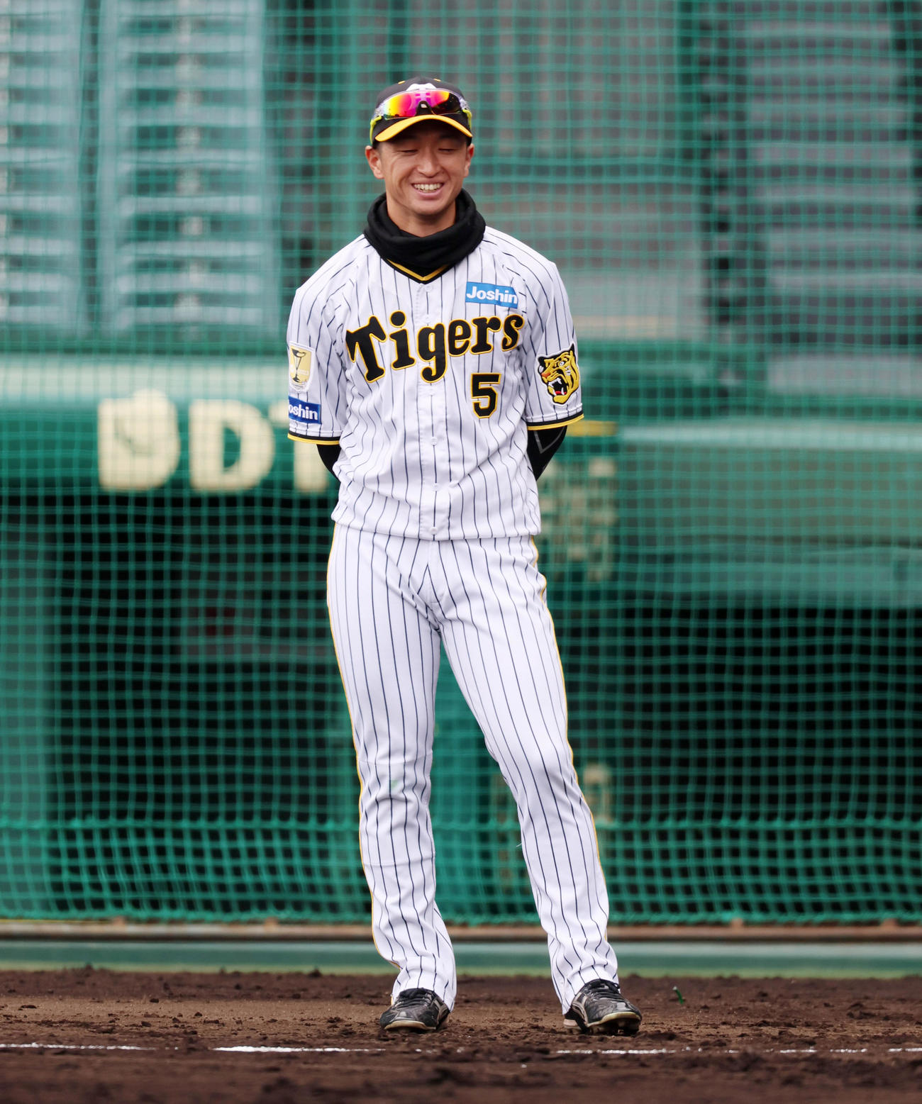 内野手のシートノックを笑顔で見る近本（撮影・加藤哉）
