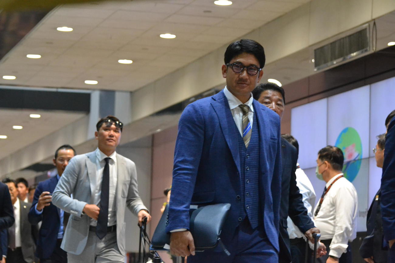 台湾入りした巨人菅野（手前）。後方は坂本