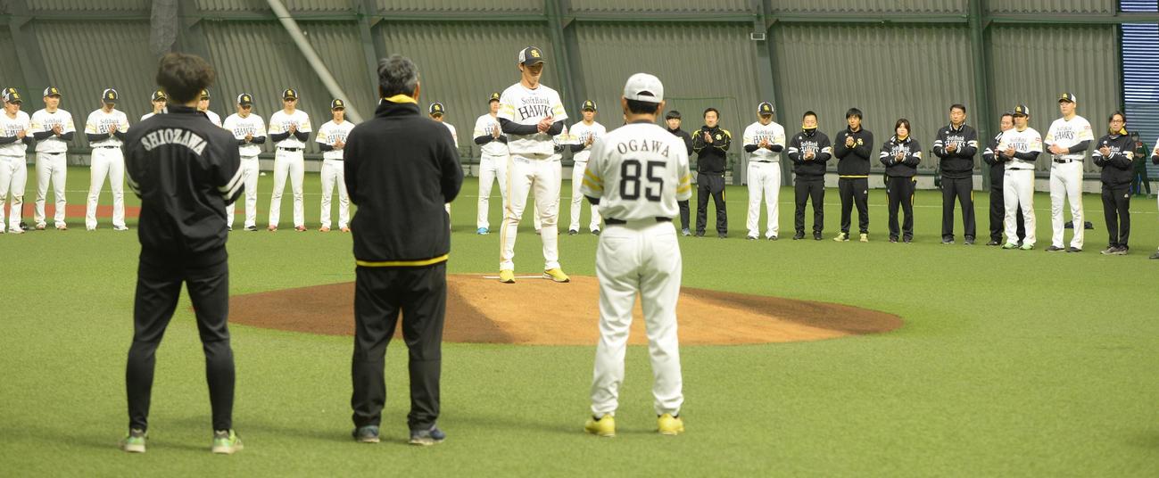 練習後、春季キャンプの手締めを行うC組の選手たちと首脳陣（撮影・佐藤究）