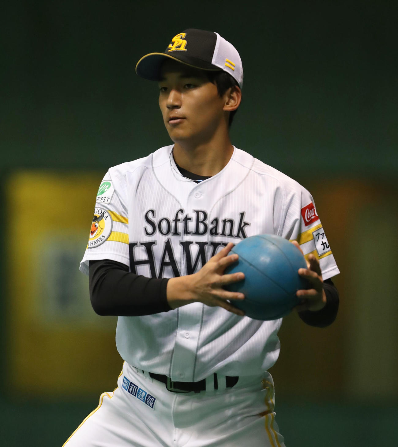 メディシンボールを使ってトレーニングを行う前田悠（撮影・冨田成美）