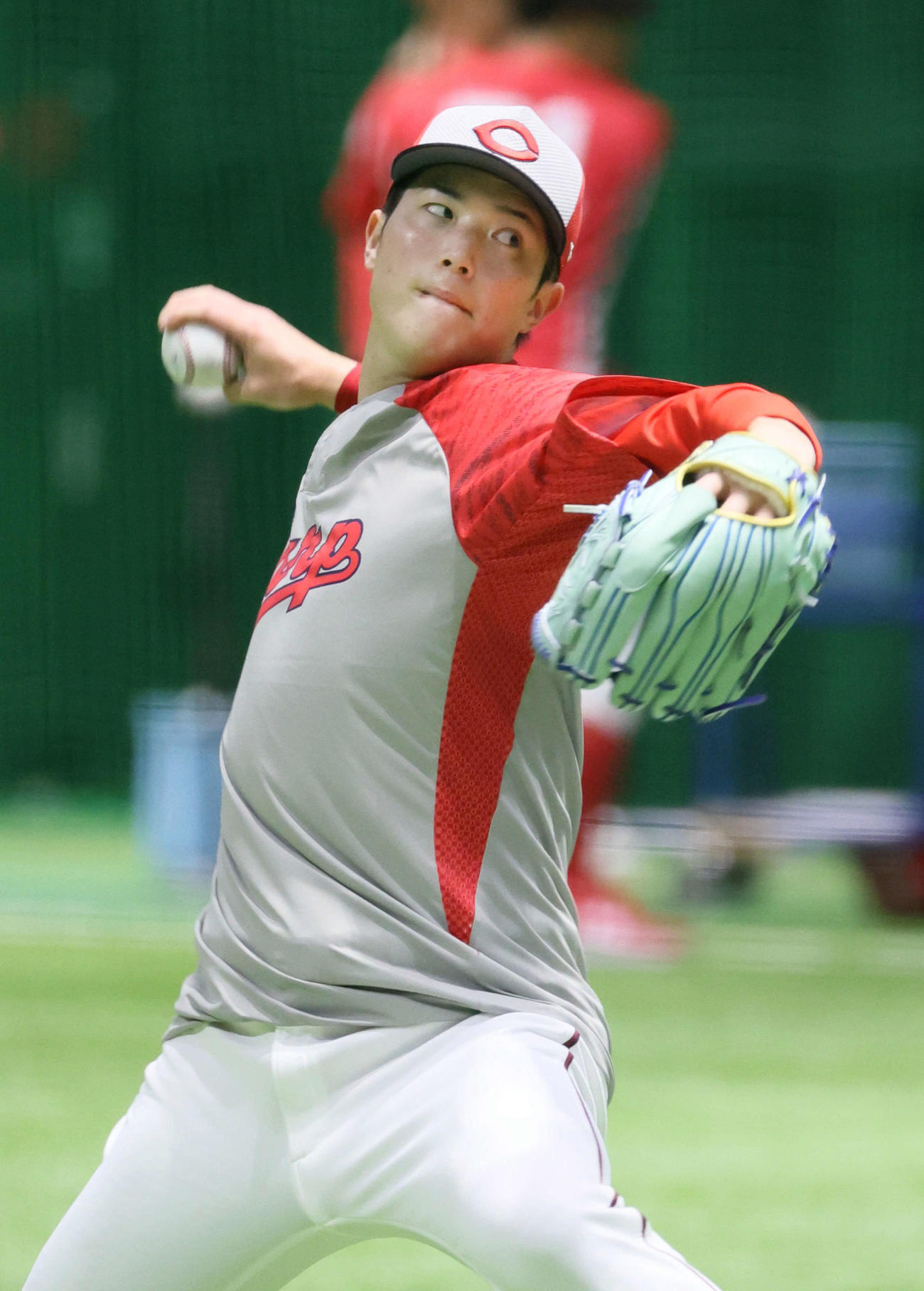 1軍全体練習でキャッチボールをする広島森下（撮影・加藤孝規）