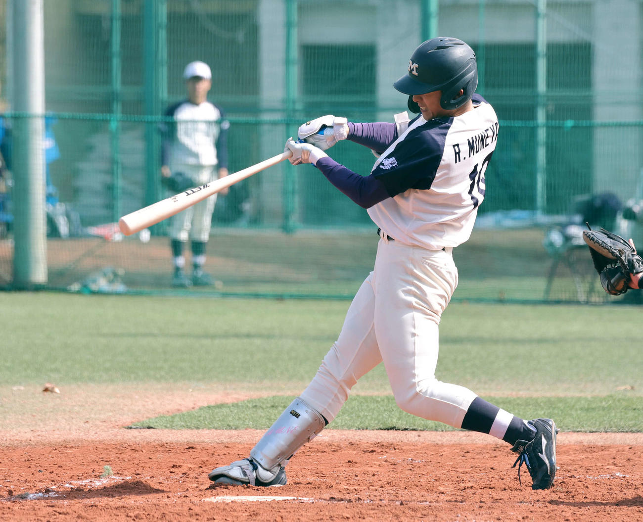 明治安田生命対明大　2回裏明大2死一、二塁、宗山は左飛（撮影・鈴木正人）