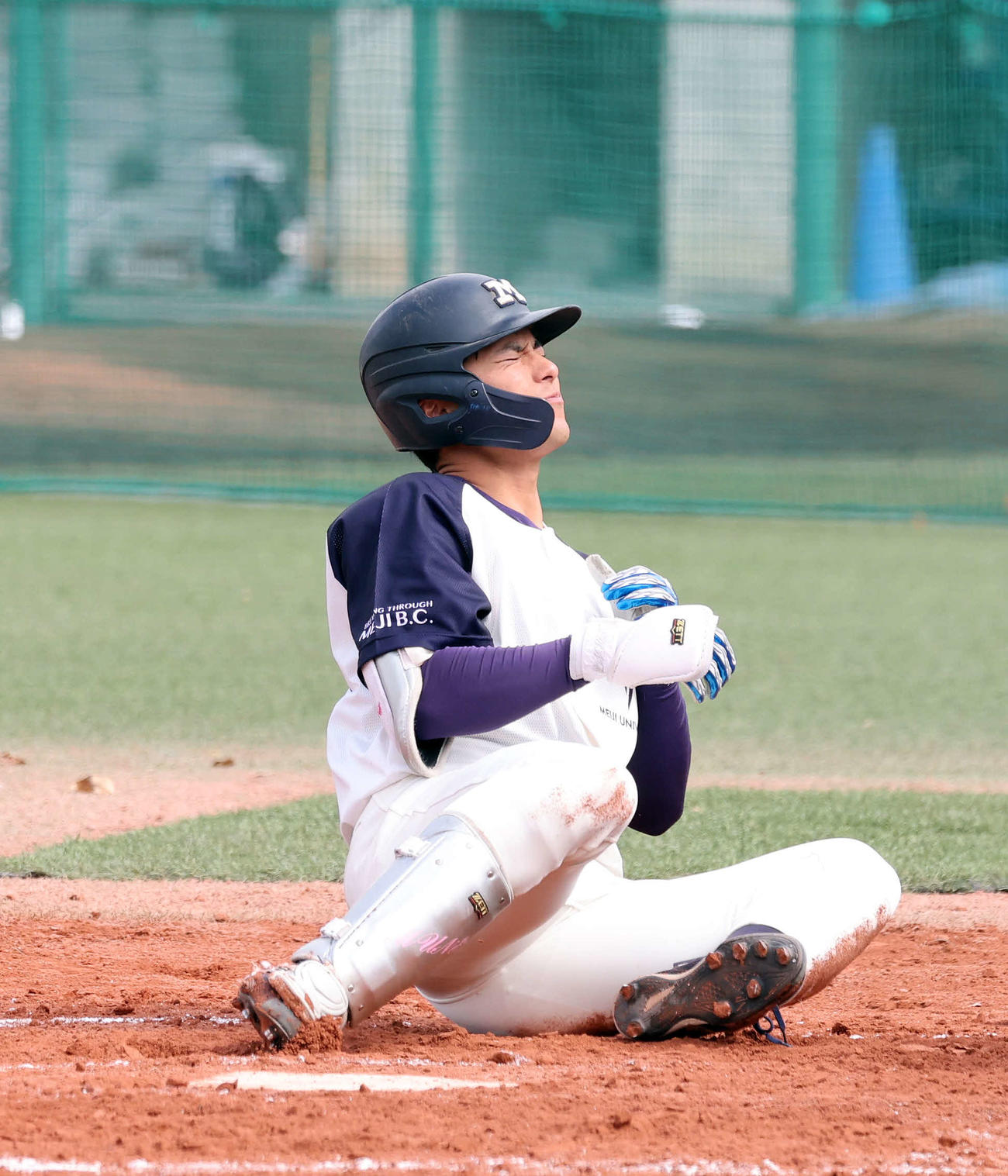 明治安田生命対明大　6回裏明大2死満塁、宗山は死球を受け倒れ込む（撮影・鈴木正人）