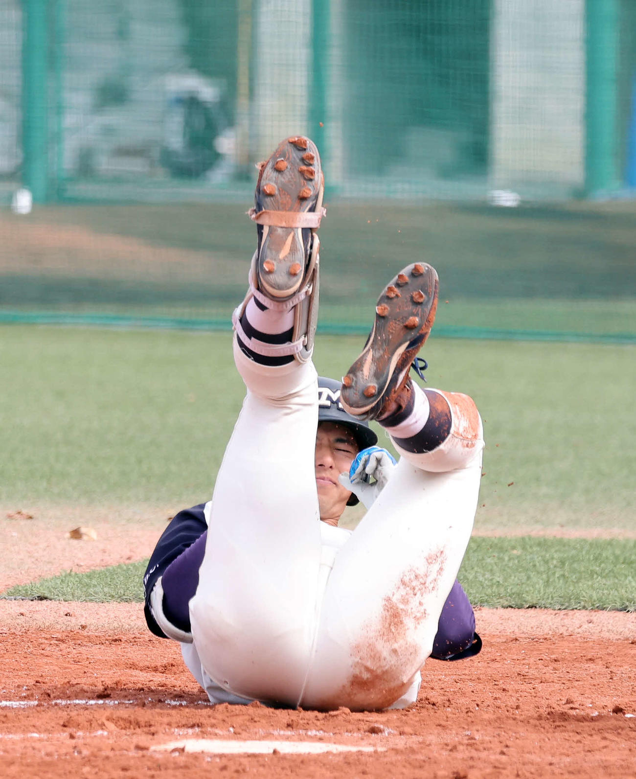 明治安田生命対明大　6回裏明大2死満塁、宗山は死球を受け倒れ込む（撮影・鈴木正人）