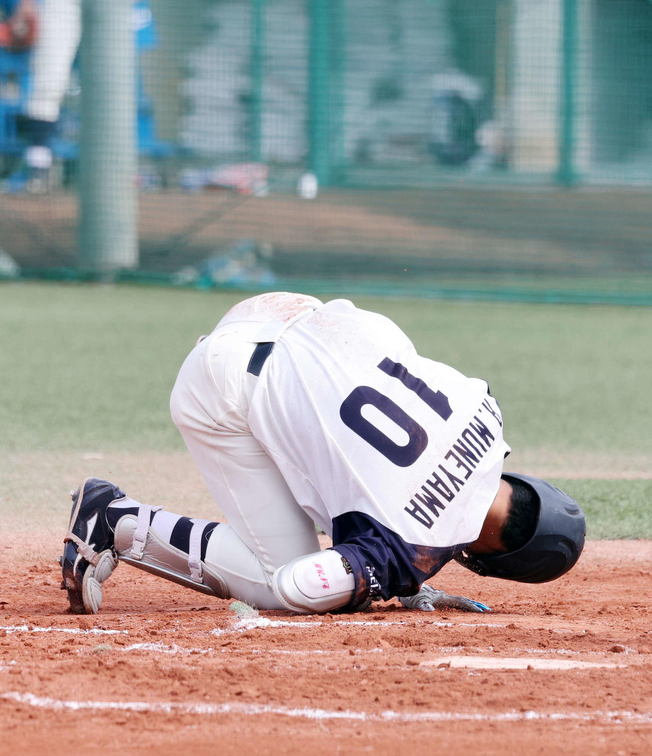 明治安田生命対明大　6回裏明大2死満塁、宗山は死球を受け倒れ込む（撮影・鈴木正人）