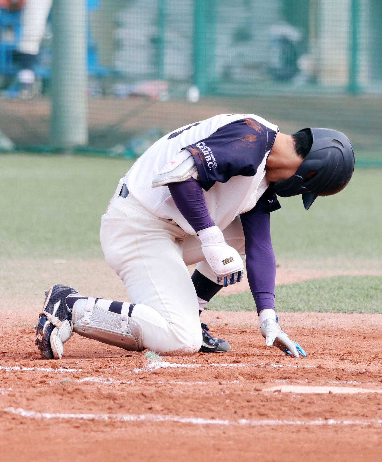 明治安田生命対明大　6回裏明大2死満塁、宗山は死球を受け倒れ込む（撮影・鈴木正人）