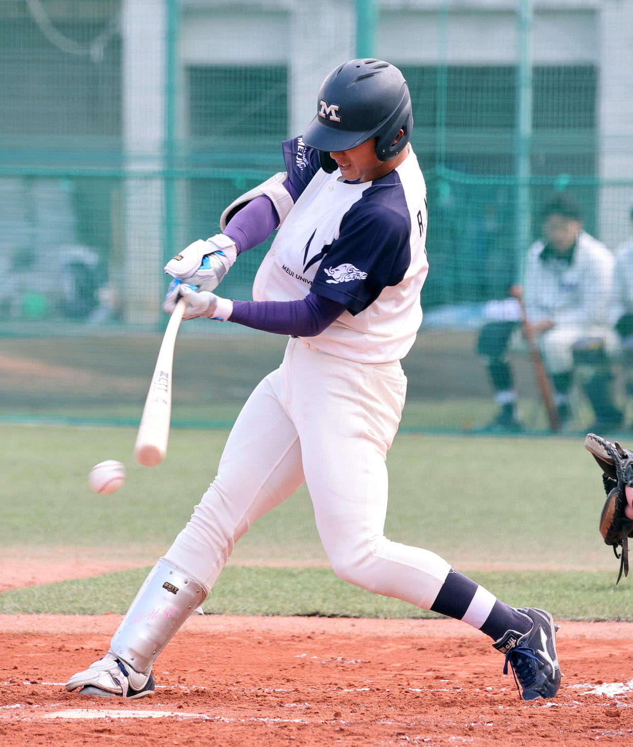 明治安田生命対明大　1回裏明大無死二、三塁、宗山は二ゴロ（撮影・鈴木正人）