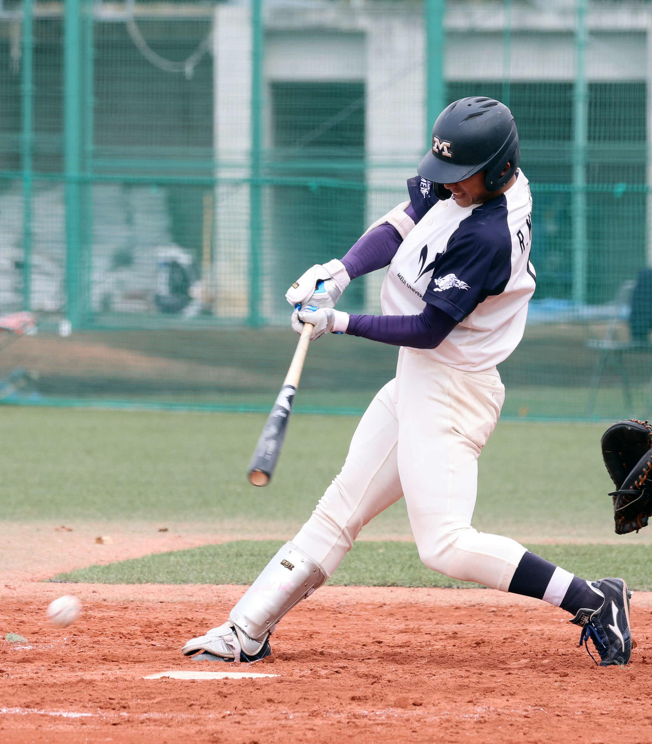 明治安田生命対明大　8回裏明大一死一、二塁、宗山塁は遊ゴロ（撮影・鈴木正人）