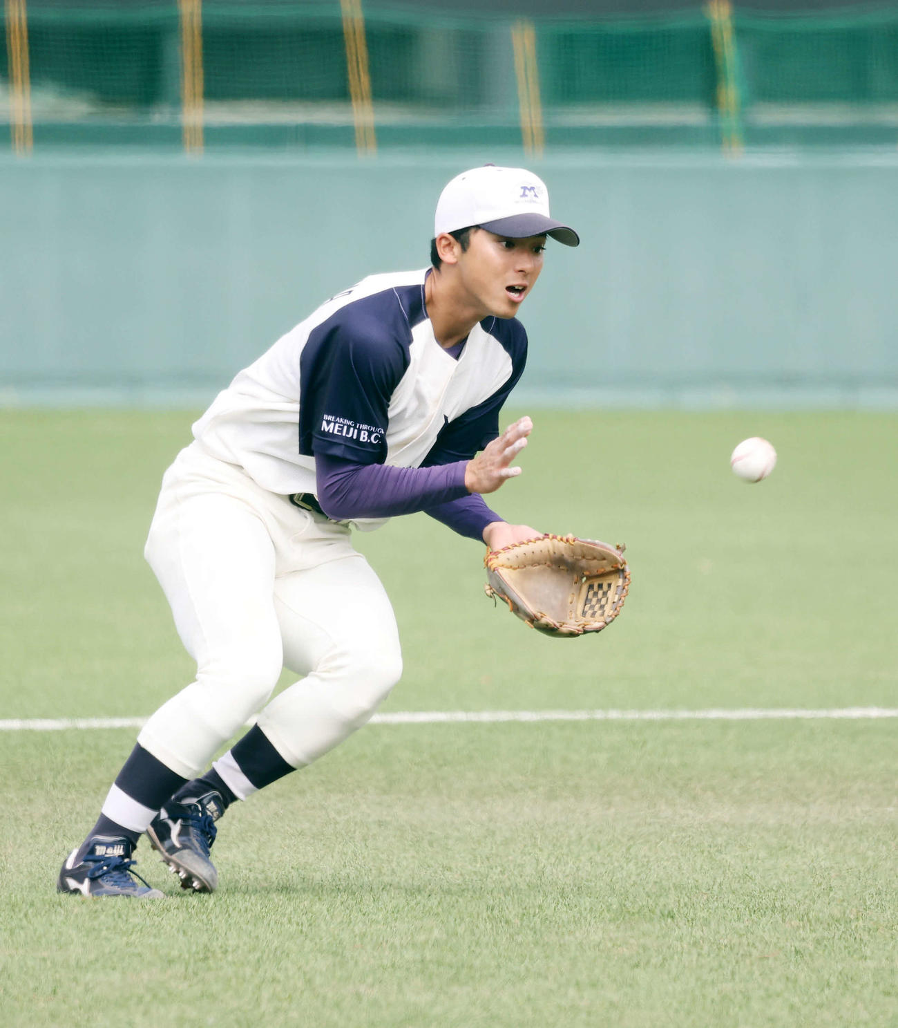 明治安田生命対明大　5回表明治安田生命1死一、二塁、羽根の打球を処理する明大・宗山（撮影・鈴木正人）