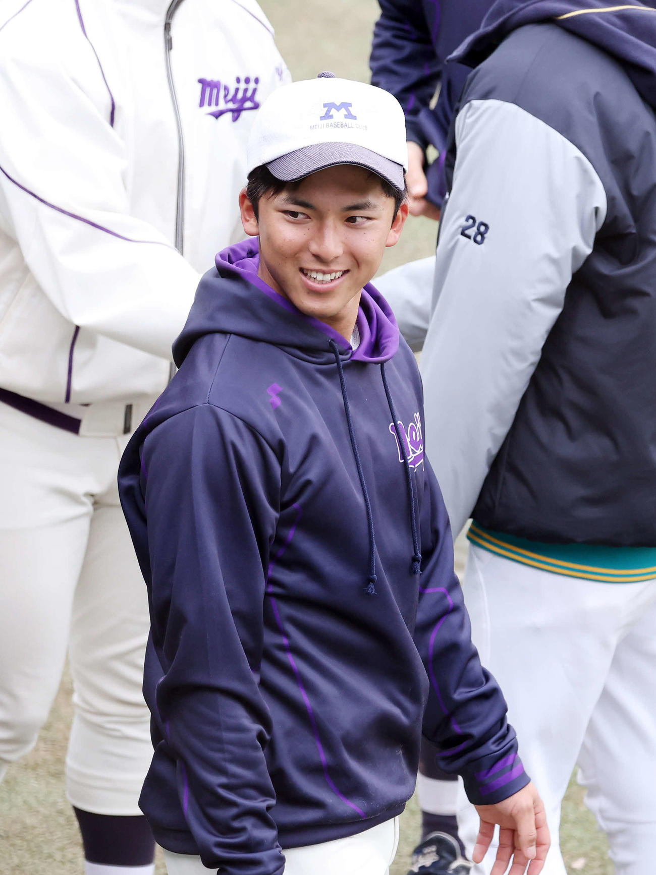 明治安田生命対明大　試合後、笑顔を見せる明大・宗山（撮影・鈴木正人）