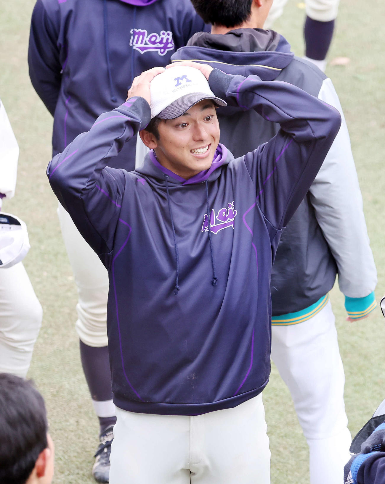 明治安田生命対明大　試合後、おどけた表情を見せる明大・宗山（撮影・鈴木正人）