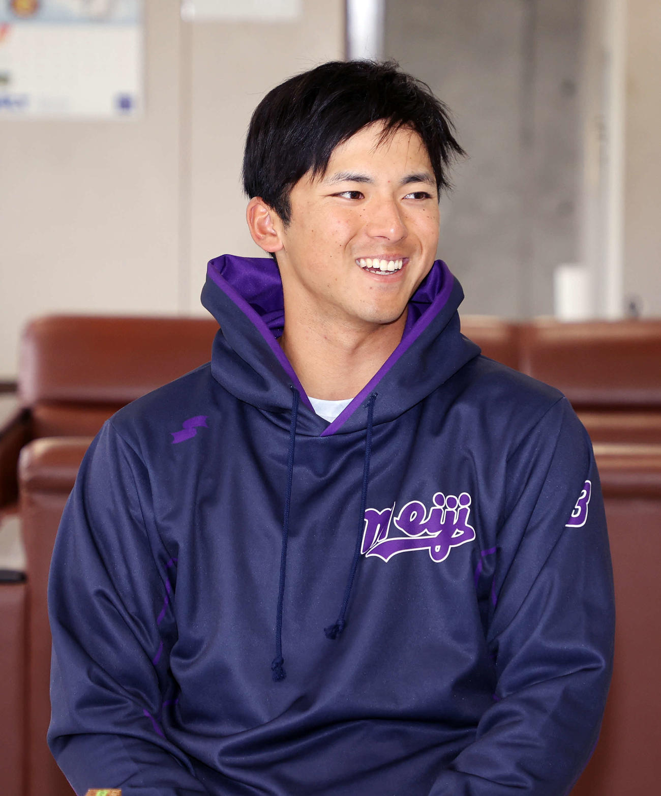 報道陣の質問に笑顔で答える明大・宗山（撮影・鈴木正人）