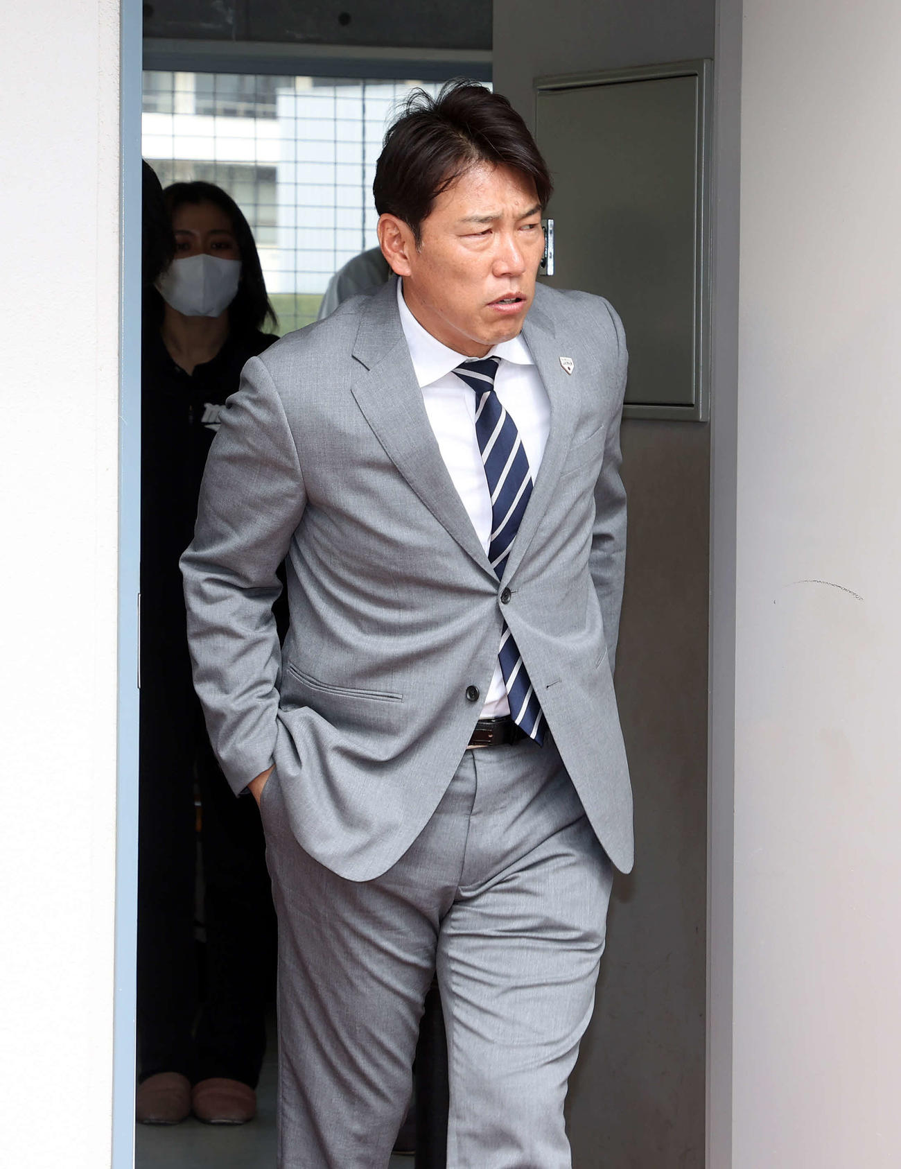 視察を終え引き揚げる井端侍ジャパン監督（撮影・鈴木正人）