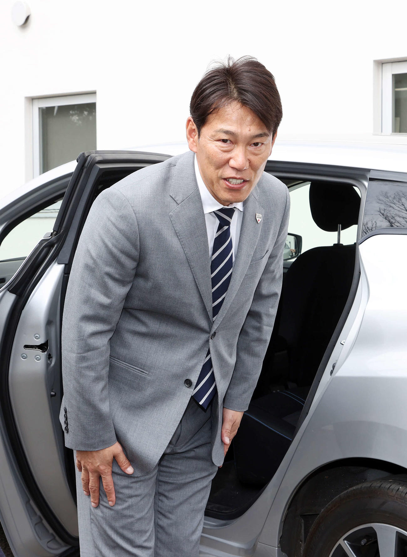 視察を終え引き揚げる井端侍ジャパン監督（撮影・鈴木正人）
