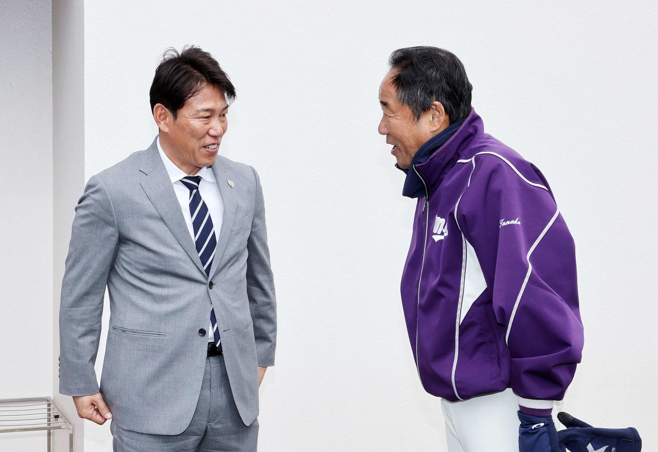 明治安田生命対明大　視察を終え話す井端侍ジャパン監督（左）と明大・田中監督（撮影・鈴木正人）