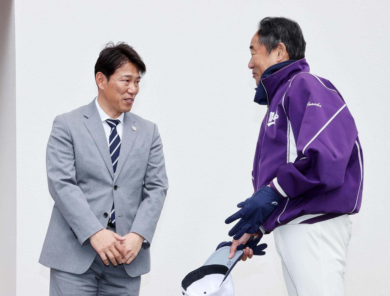 明治安田生命対明大　視察を終え話す井端侍ジャパン監督（左）と明大・田中監督（撮影・鈴木正人）