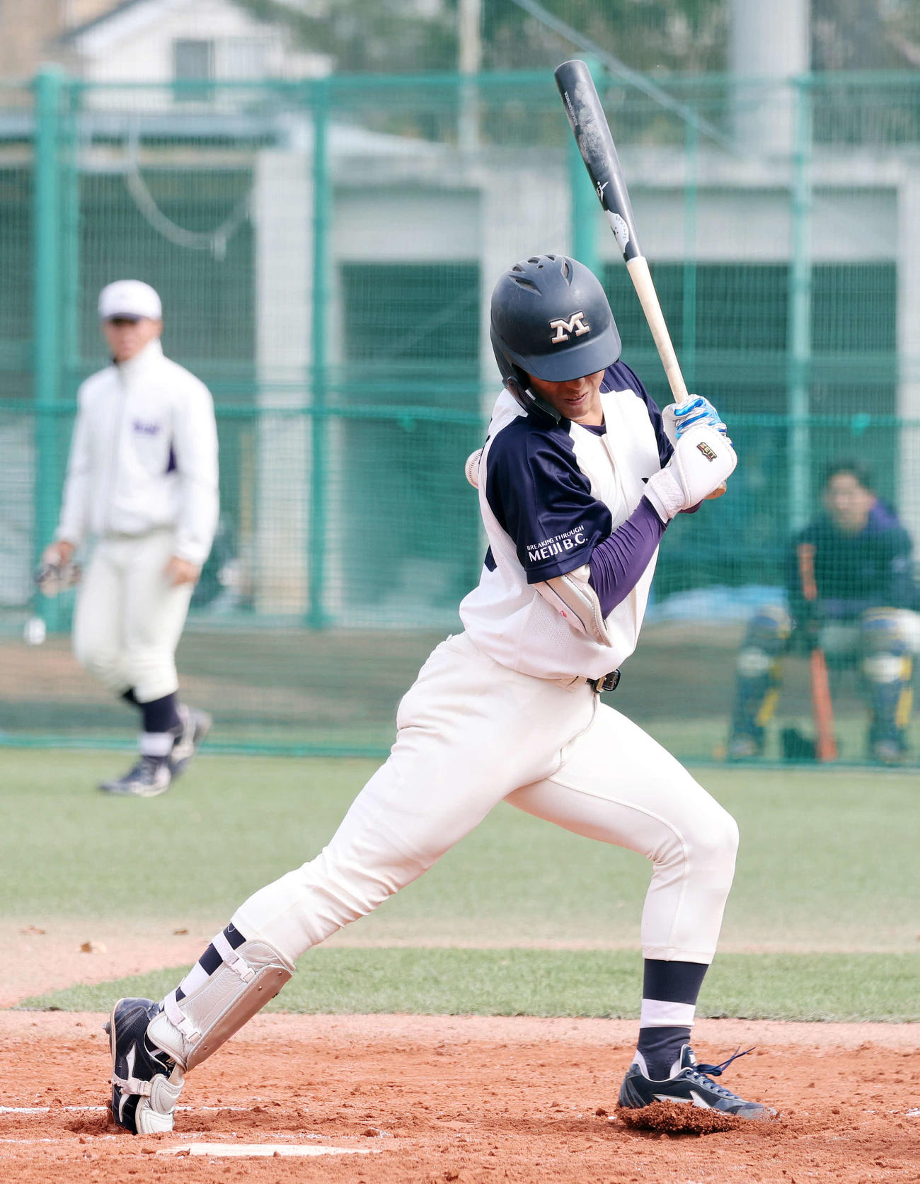 明治安田生命対明大　6回裏明大2死満塁、宗山は死球を受ける（撮影・鈴木正人）