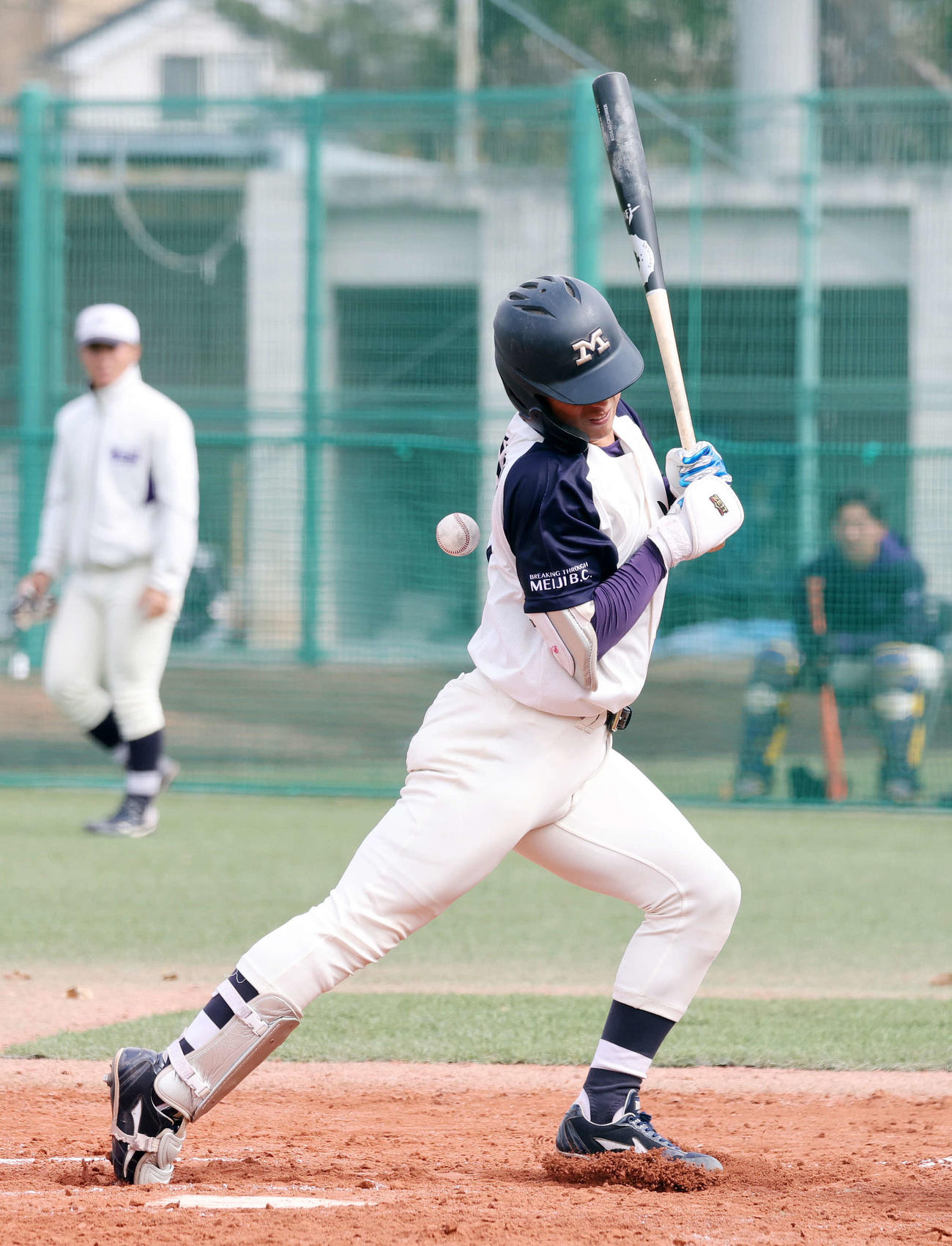明治安田生命対明大　6回裏明大2死満塁、宗山は死球を受ける（撮影・鈴木正人）