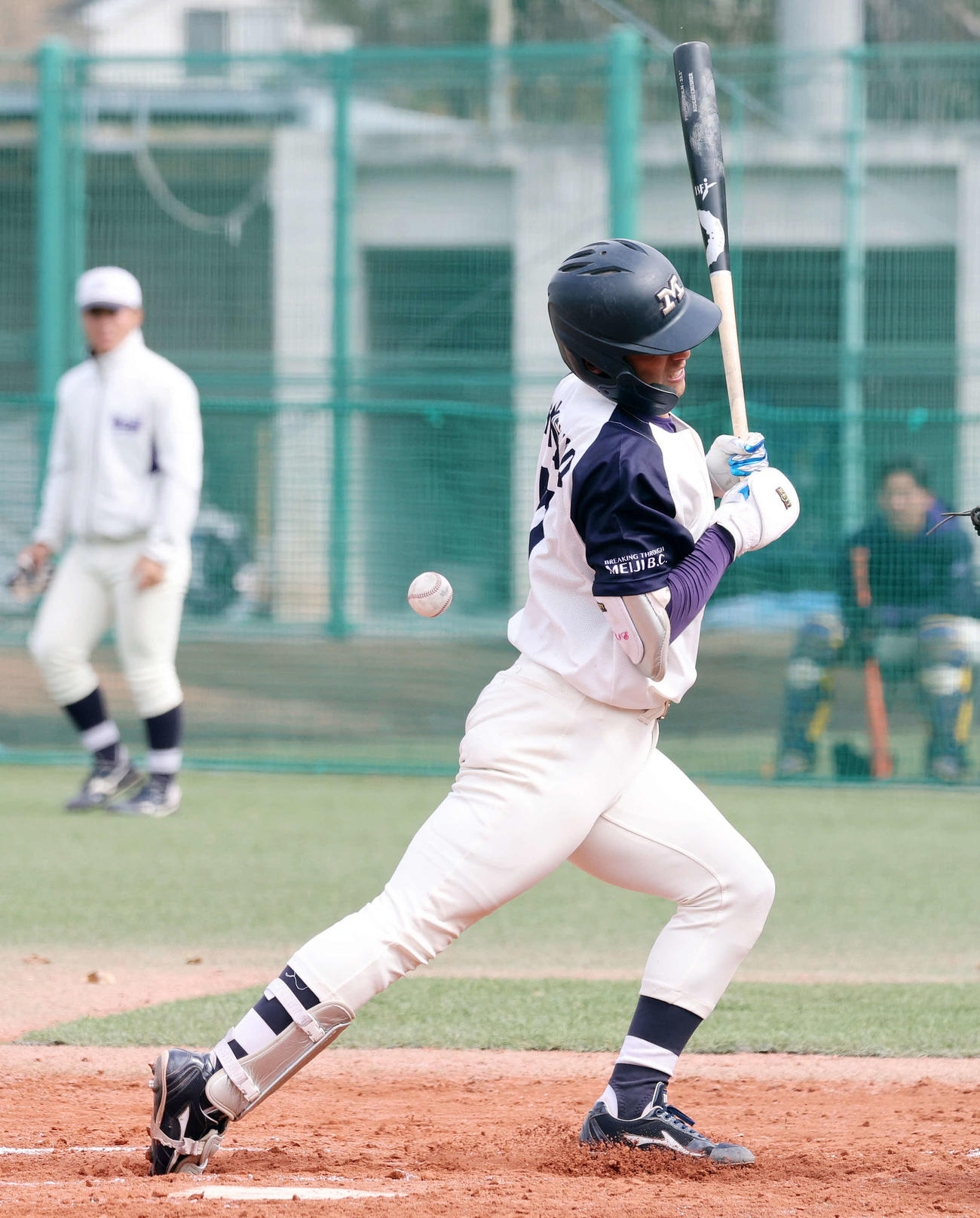 明治安田生命対明大　6回裏明大2死満塁、宗山は死球を受ける（撮影・鈴木正人）