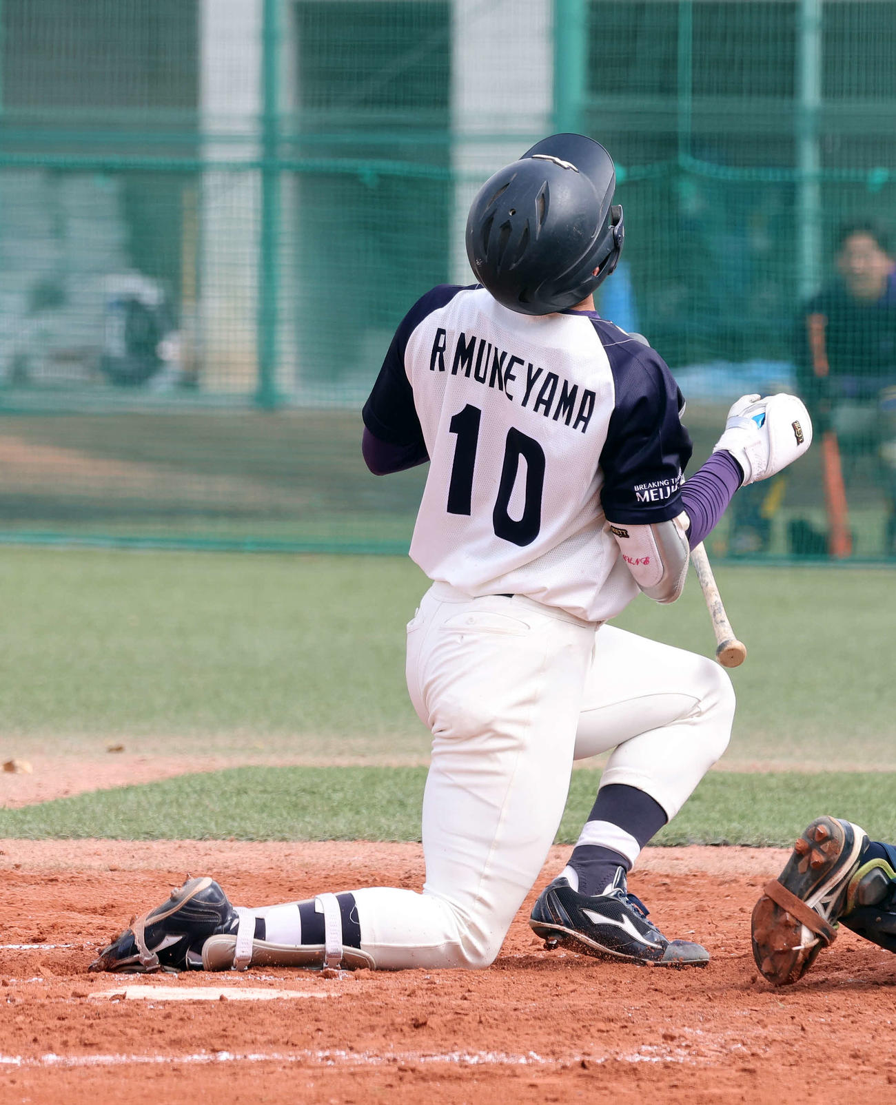 明治安田生命対明大　6回裏明大2死満塁、宗山は死球を受け痛がる（撮影・鈴木正人）