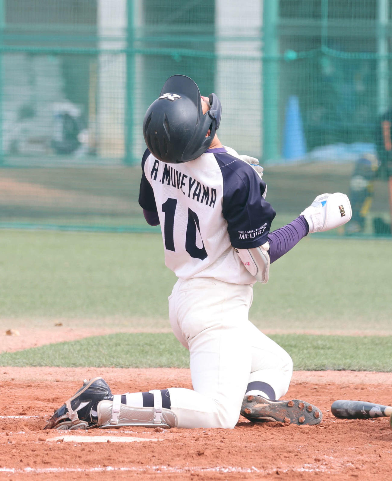 明治安田生命対明大　6回裏明大2死満塁、宗山は死球を受け痛がる（撮影・鈴木正人）