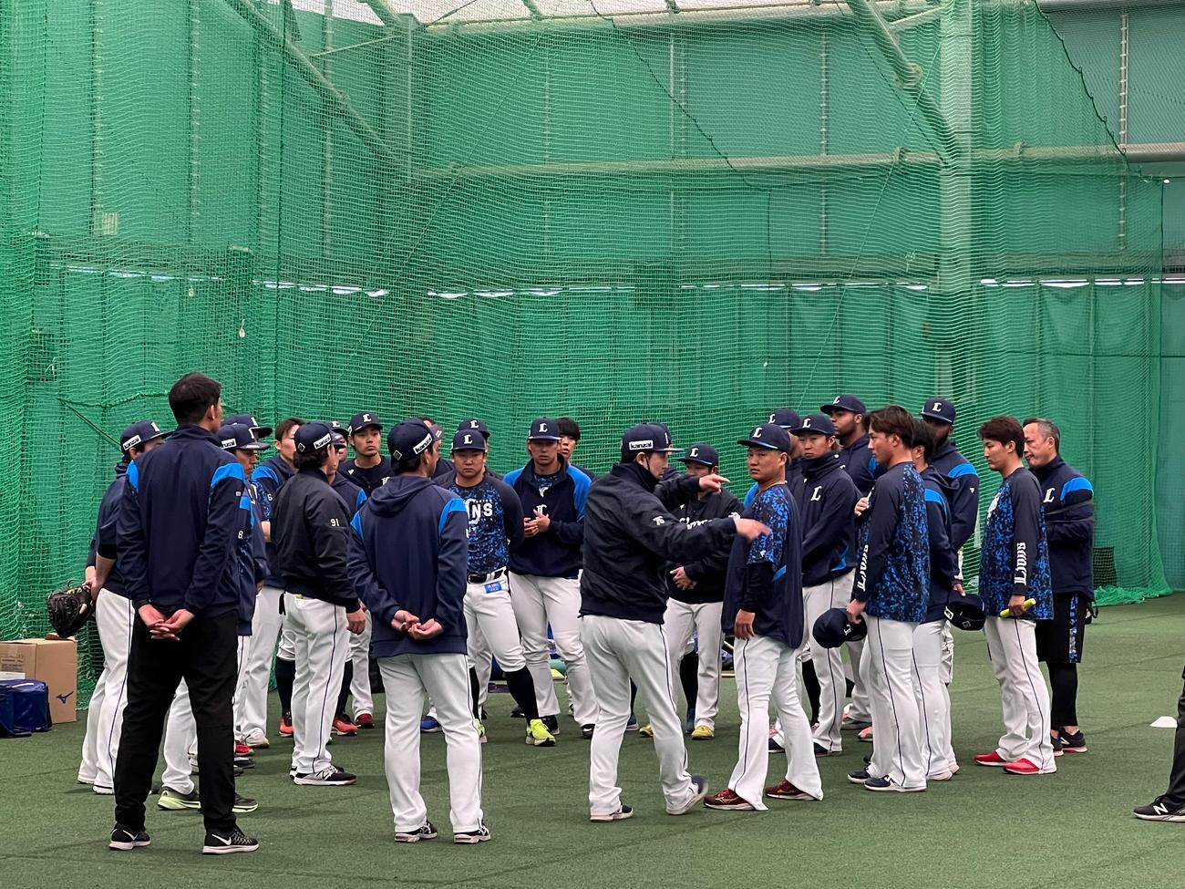 オリックス戦が雨天中止になりミーティングを行う西武野手陣（撮影・金子真仁）