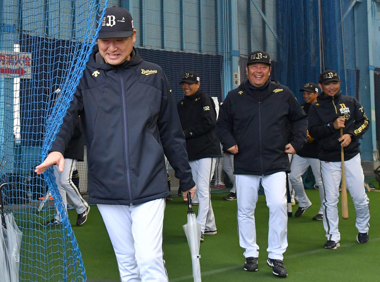 手締めを終えて引き揚げる中嶋監督（左端）とオリックスコーチ陣（撮影・岩下翔太）