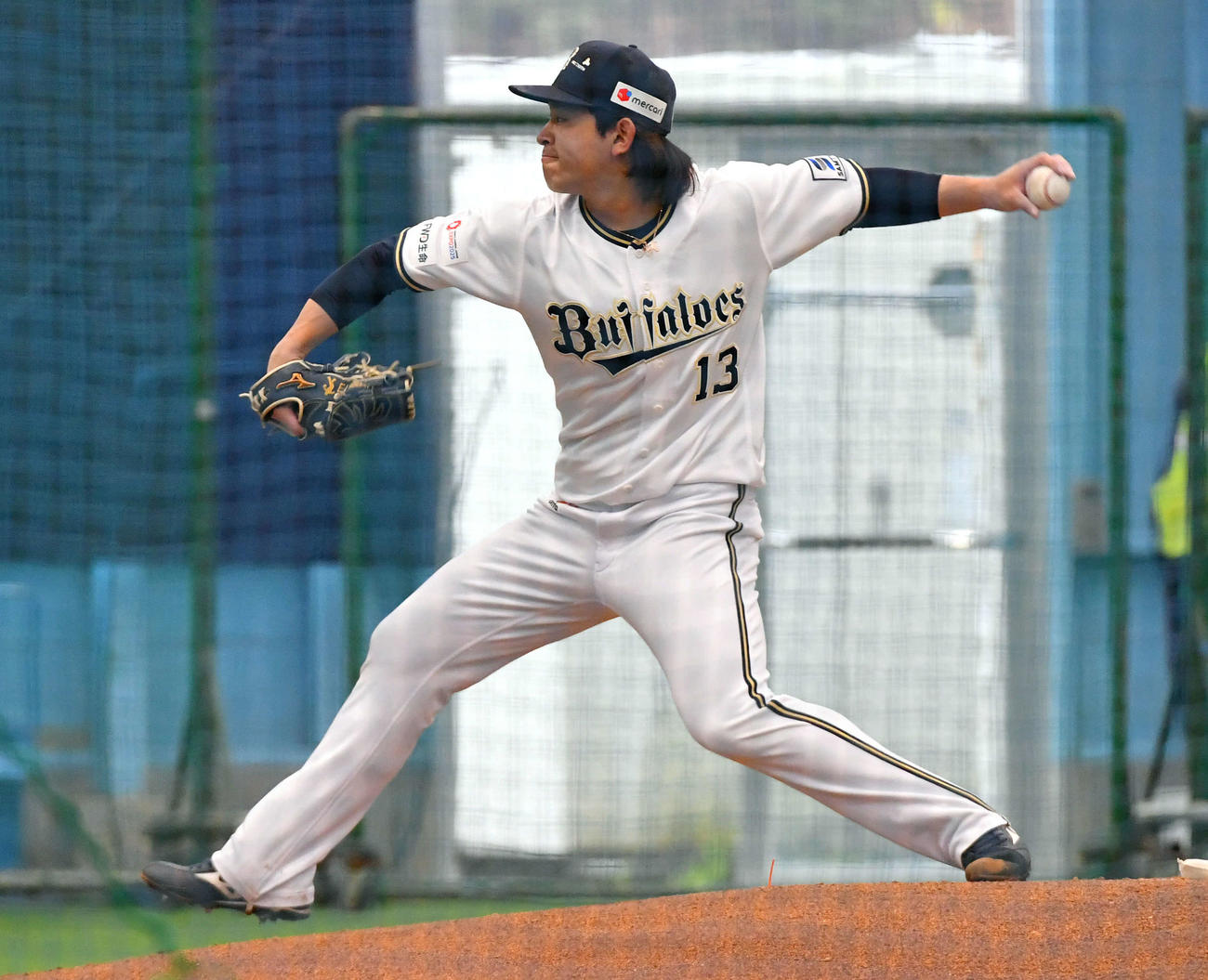 ライブBPで投球するオリックス宮城（撮影・岩下翔太）