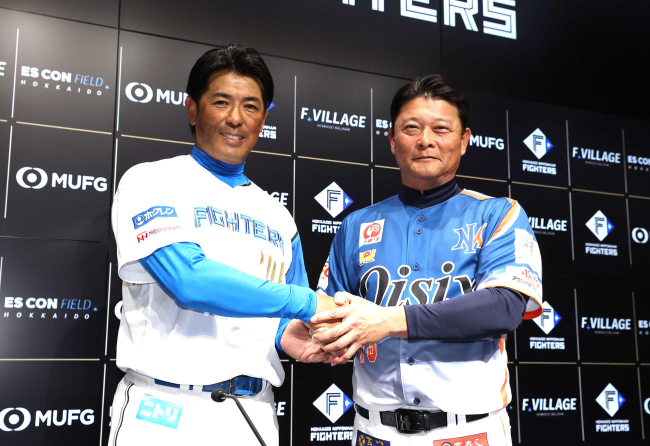 握手する日本ハム稲葉2軍監督（左）とオイシックス橋上監督（撮影・黒川智章）