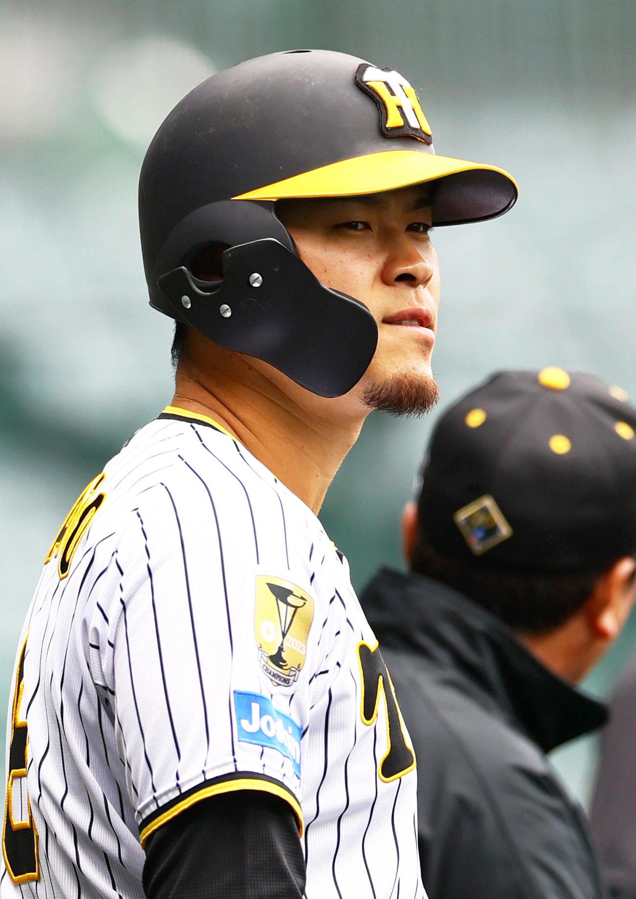 連取に励む阪神佐藤輝（撮影・上山淳一）