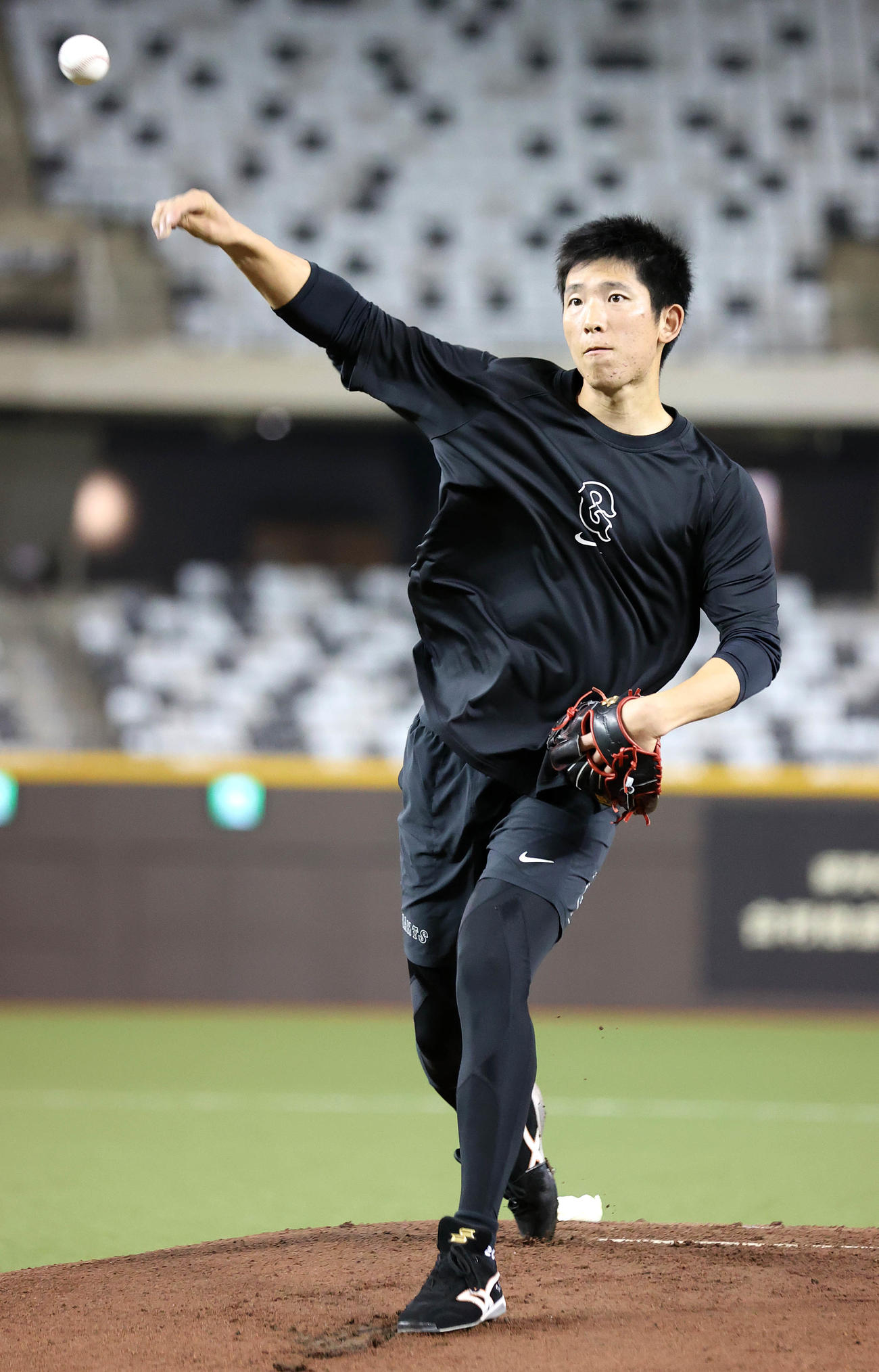 台湾・台北ドームで練習を行う巨人戸郷（球団提供）