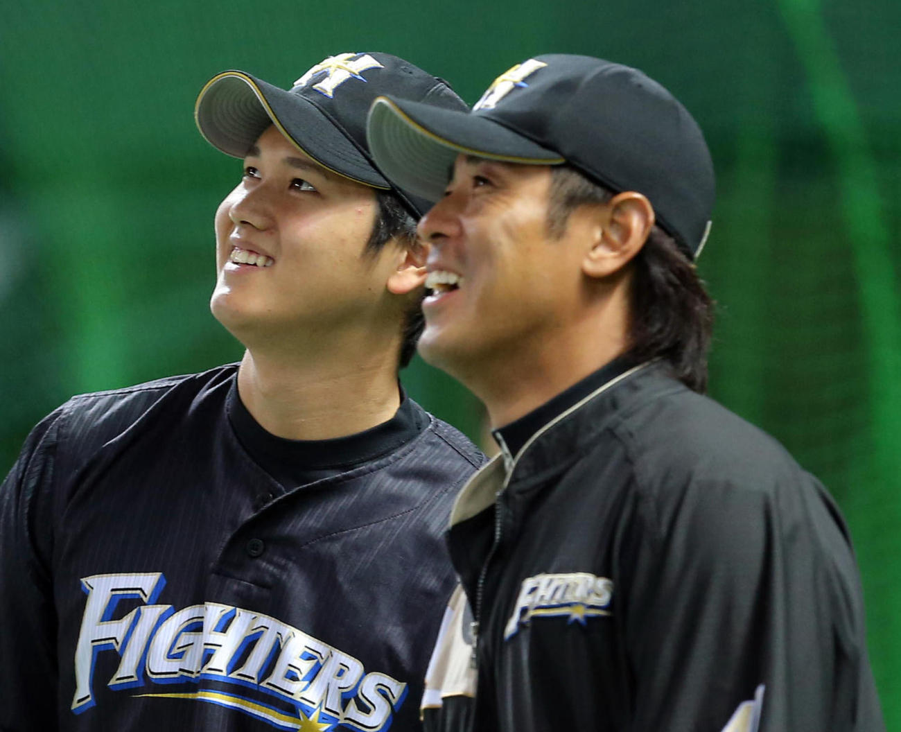 アップの合間に稲葉（右）と話をする大谷（2014年8月撮影）