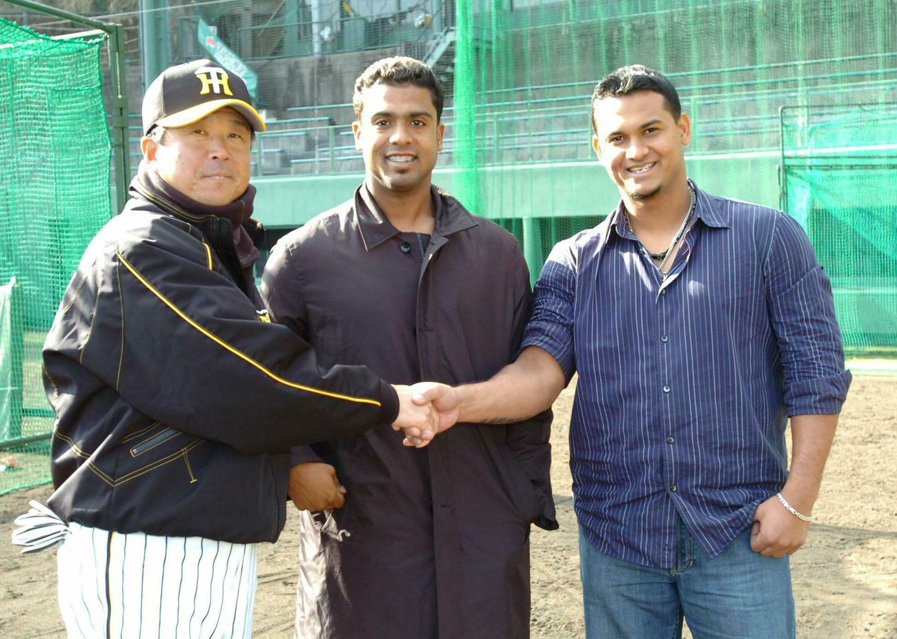 2008年阪神春季キャンプ（2軍）　阪神育成枠・入団テストで来日　平田2軍監督（左）と握手を交わすアルビス・オヘイダ（右）とアーロム・バルディリス
