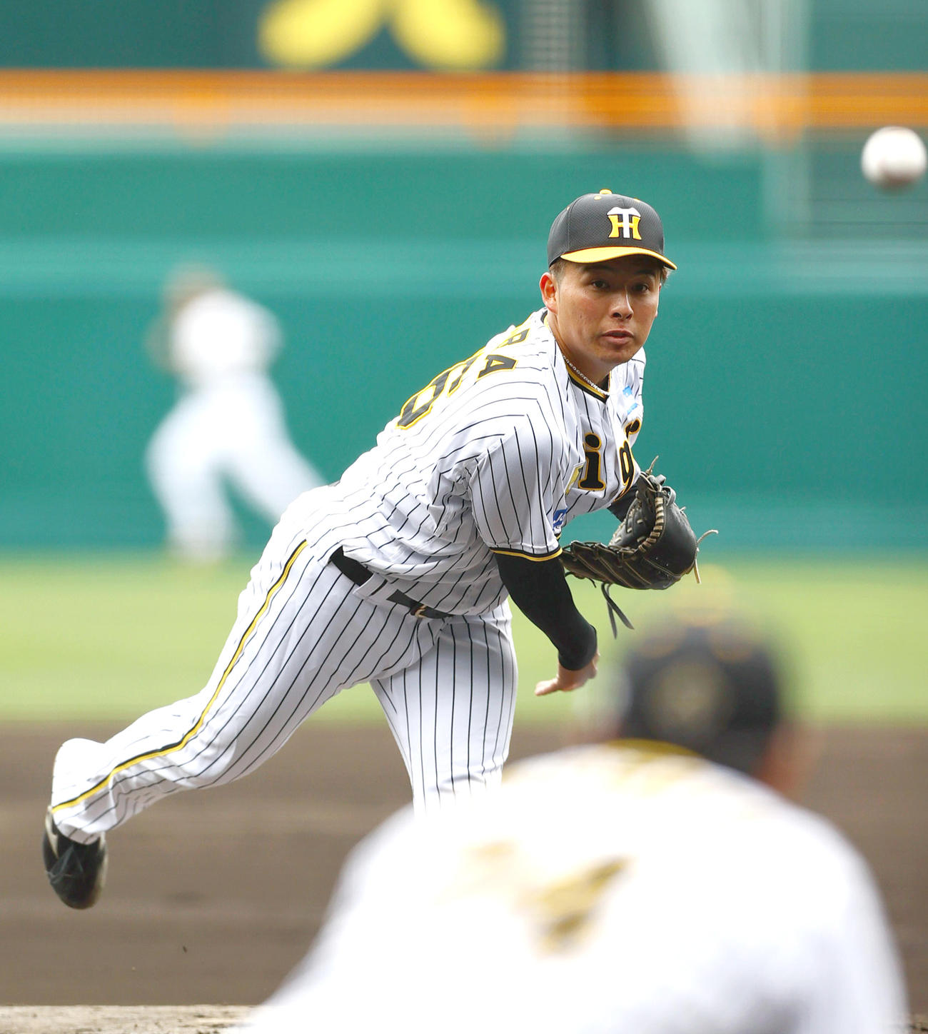 甲子園球場で投内連係をする阪神椎葉（撮影・上山淳一）