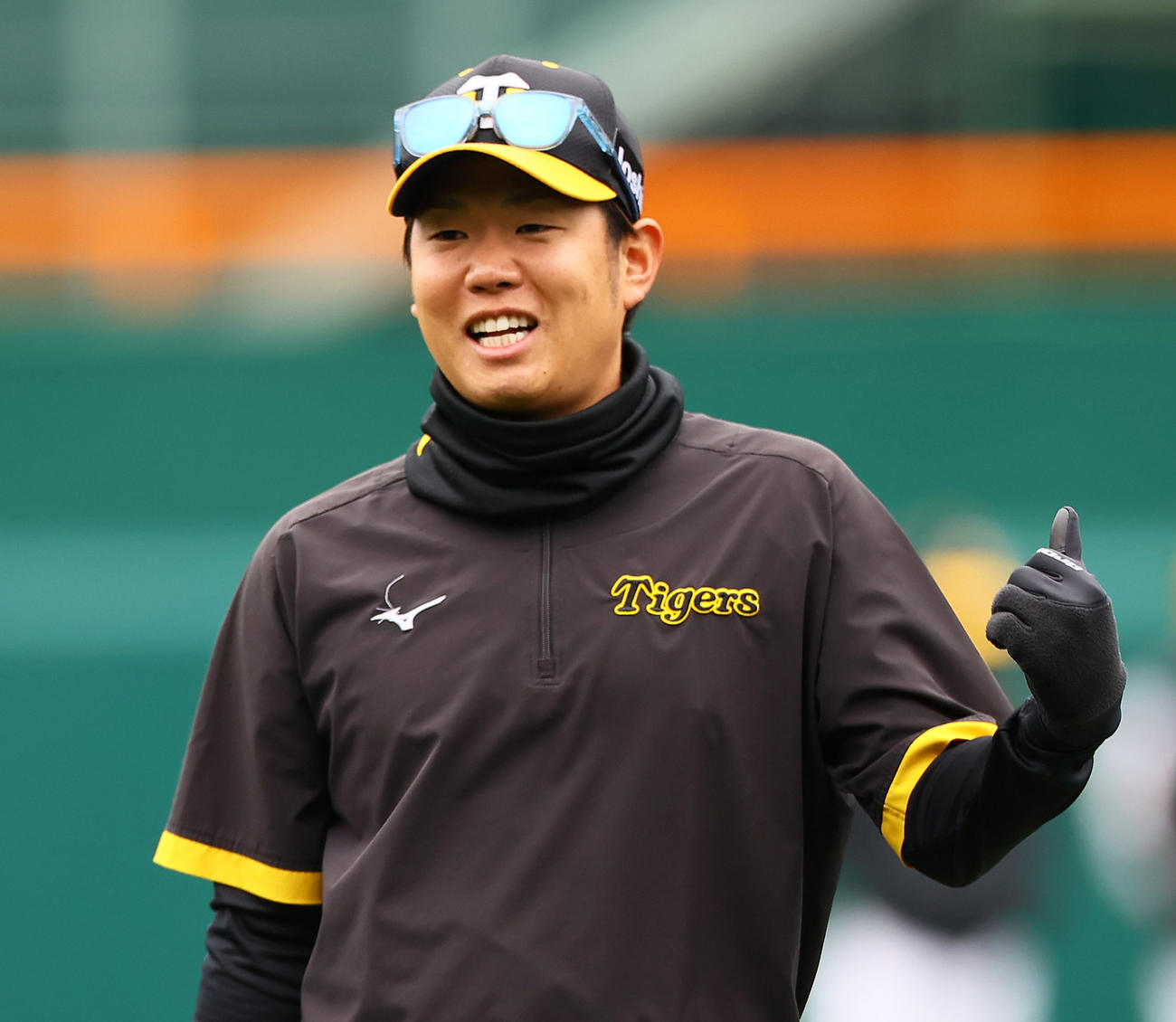リラックスした表情で練習に励む阪神西勇輝（撮影・上山淳一）