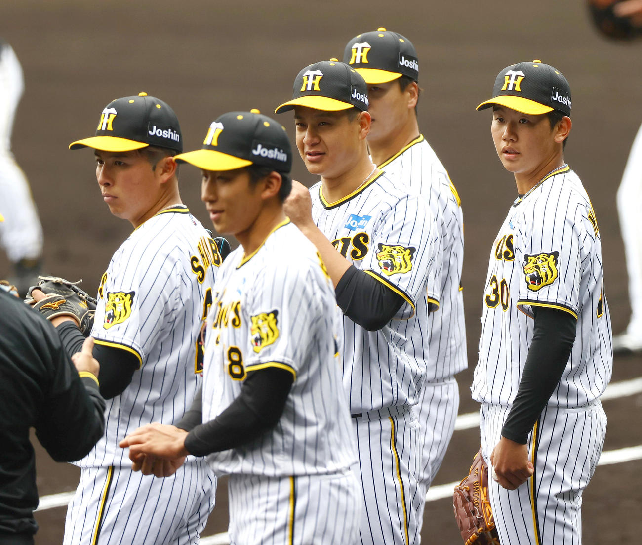 甲子園球場で投内連係をする、左から椎葉、茨木、大竹、漆原、門別（撮影・上山淳一）