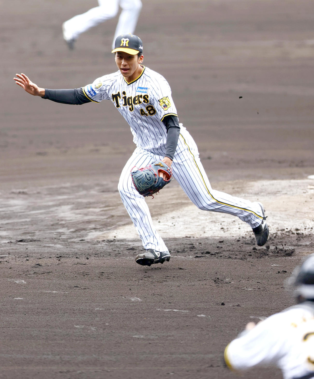 投内連係に励む阪神茨木（撮影・上山淳一）