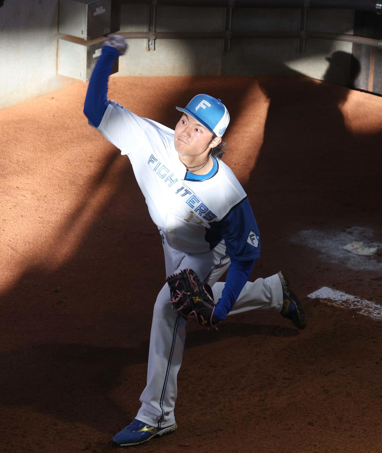 ブルペンで投球する日本ハム伊藤（撮影・黒川智章）
