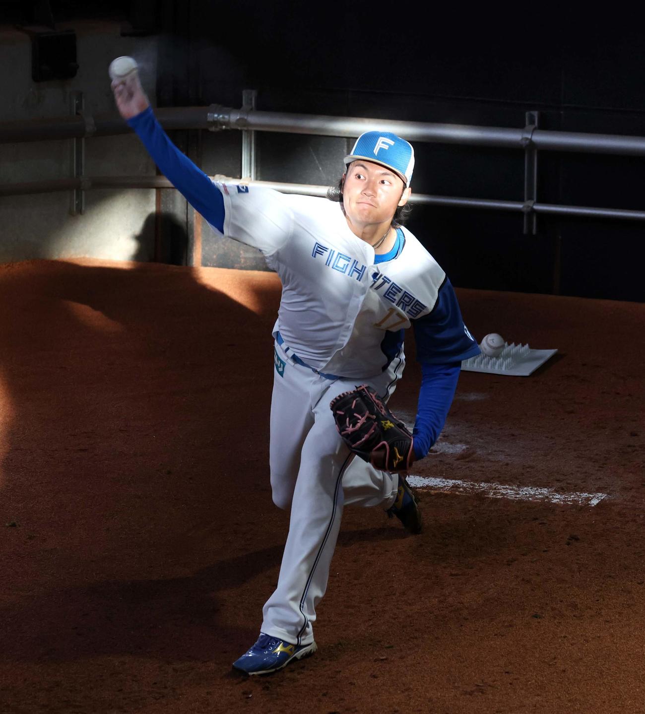 ブルペンで投球する日本ハム伊藤（撮影・黒川智章）