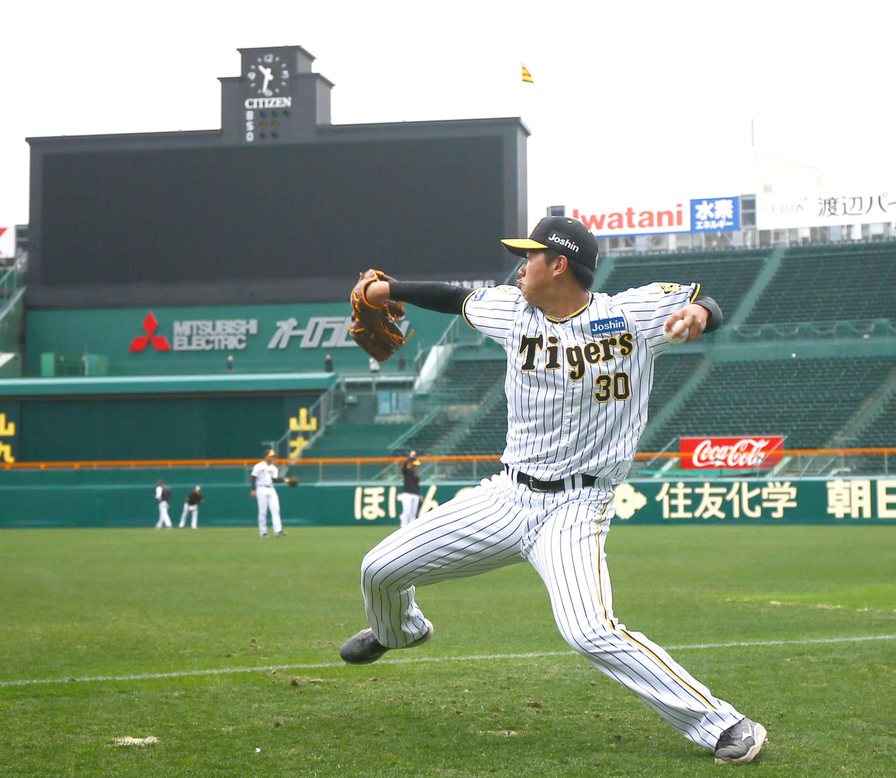 甲子園球場でキャッチボールする阪神門別（撮影・上山淳一）