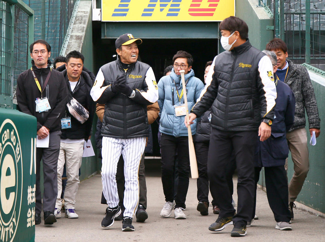 阪神岡田監督は記者に囲まれながら笑顔で甲子園球場のグラウンドに向かう（撮影・上山淳一）