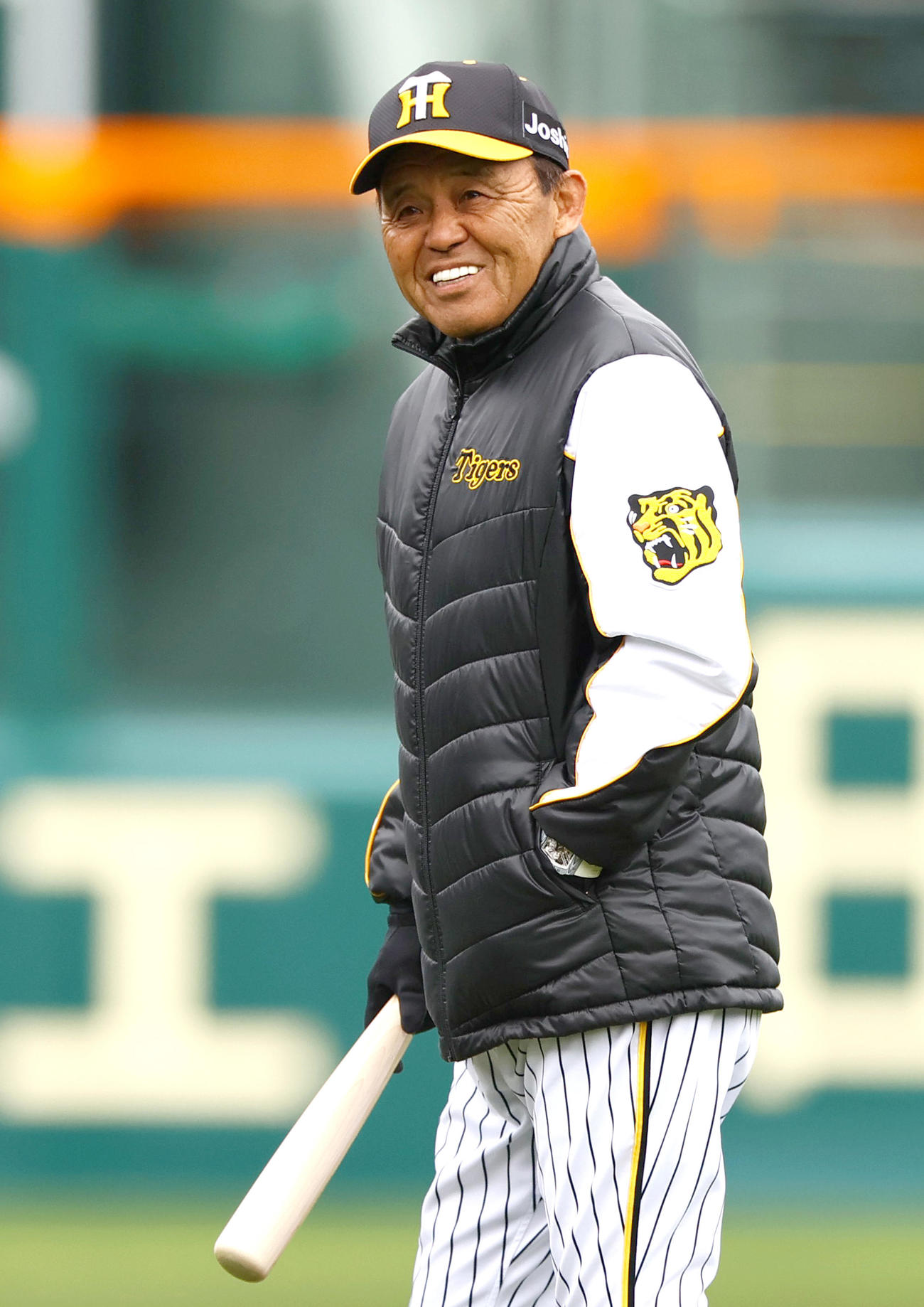 甲子園球場で笑顔を見せる阪神岡田監督（撮影・上山淳一）