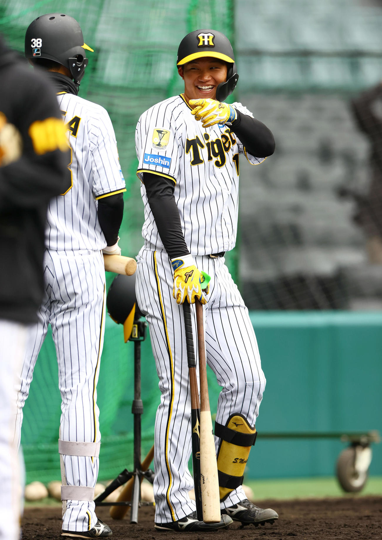 笑顔を見せる阪神森下（撮影・上山淳一）