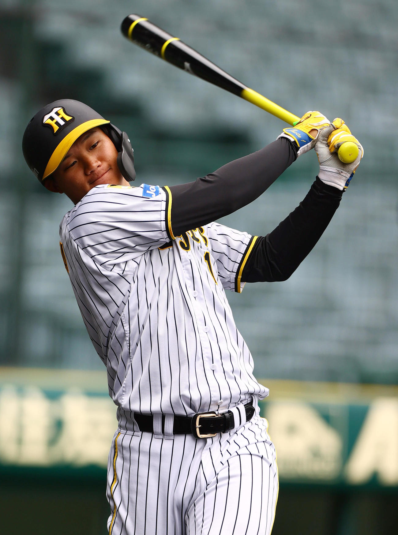 バットを振り込む阪神森下（撮影・上山淳一）