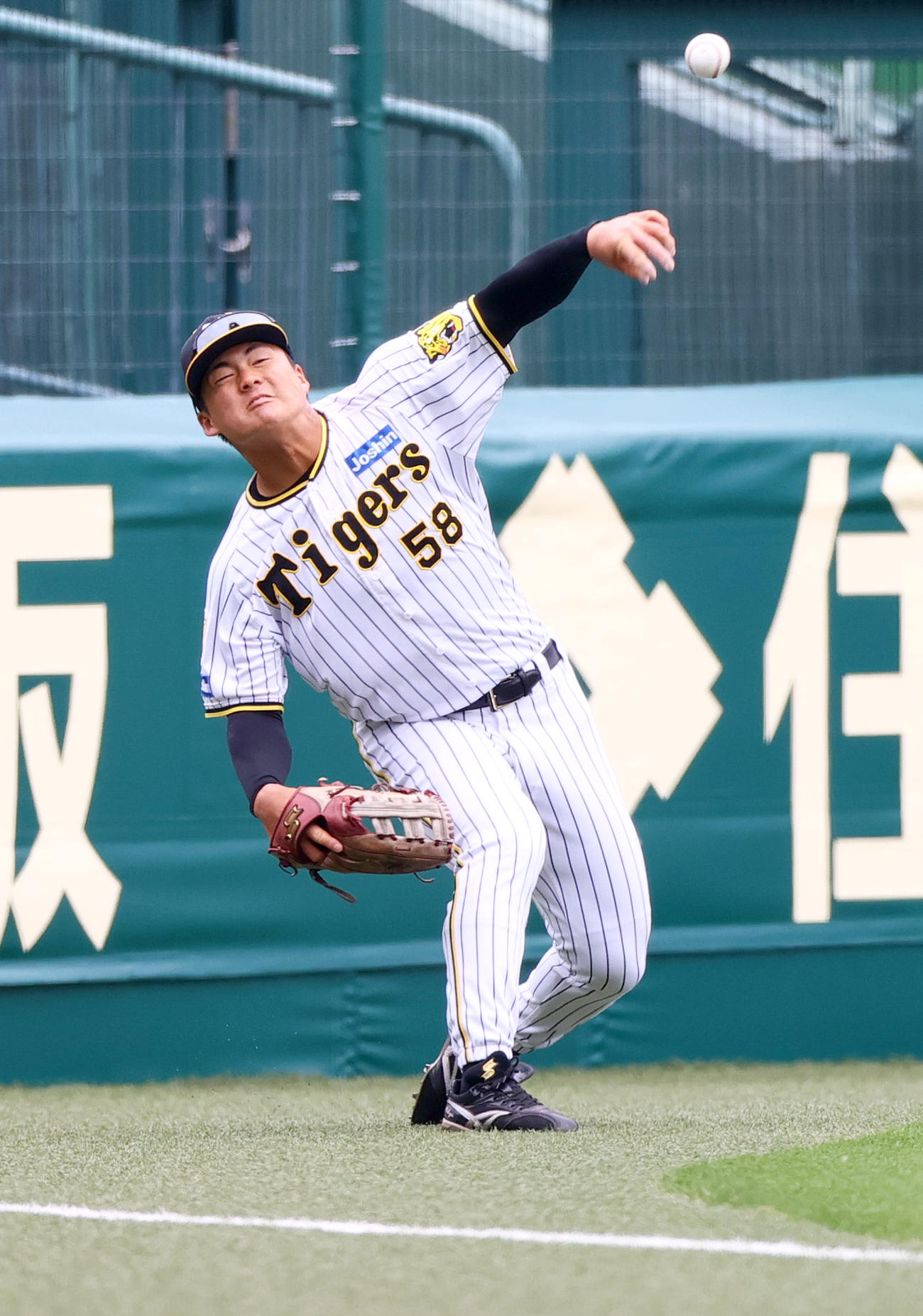 シートノックで送球する阪神前川（撮影・上山淳一）
