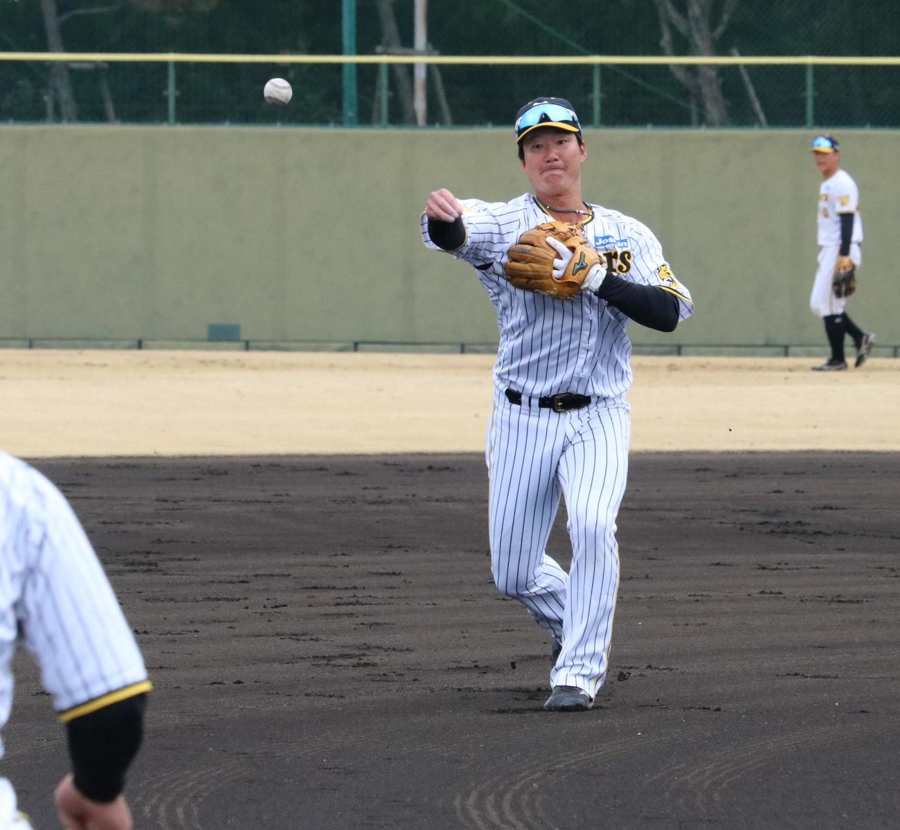 阪神の渡辺諒内野手がシートノックで送球する（撮影・林亮佑）＝2024年2月29日、鳴尾浜球場