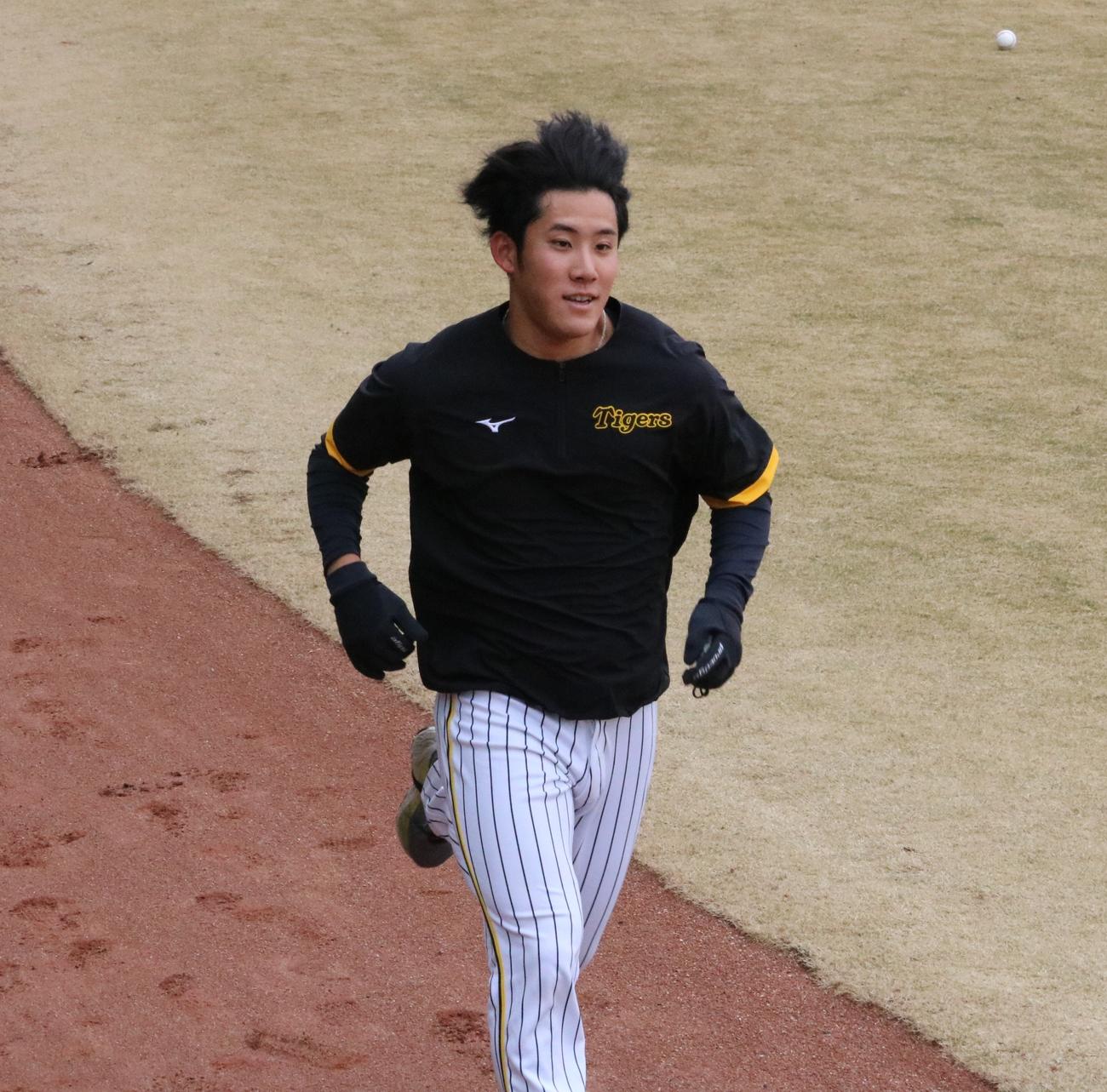 阪神の富田連投手がランニングをする（撮影・林亮佑）＝2024年2月29日、鳴尾浜球場